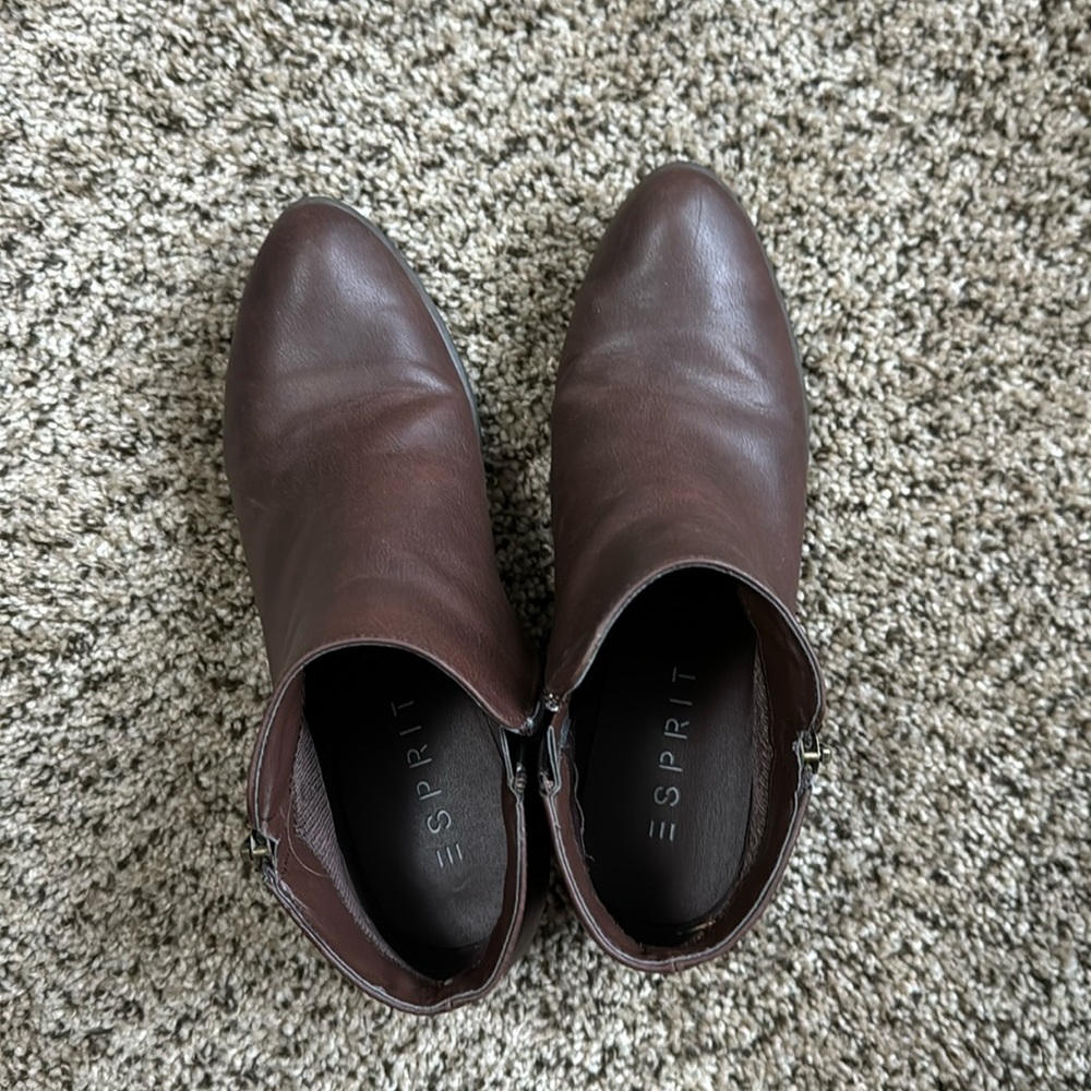 Low heeled booties
